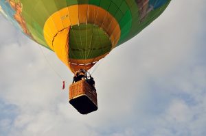 Opis balonu powietrznego. Budowa i kontrolowanie balonu – jak sterować balonem?