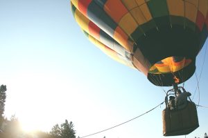 Balon na ogrzane powietrze – cena. Podniebne marzenia – sterowanie balonem lotniczym